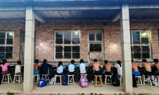 华体会APP下载:铁皮房、土操场，这里有一座“筑梦”摔跤馆